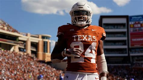 Texas RB Jonathon Brooks honors father's memory with every touchdown for No. 3 Longhorns